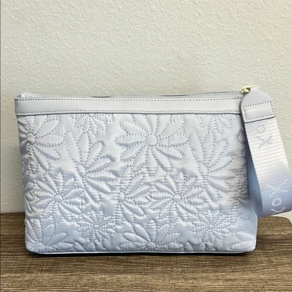 Betsey Johnson Sky Blue Daisy Quilted Cosmetic Bag 🩵 💄 - Picture 5 of 10